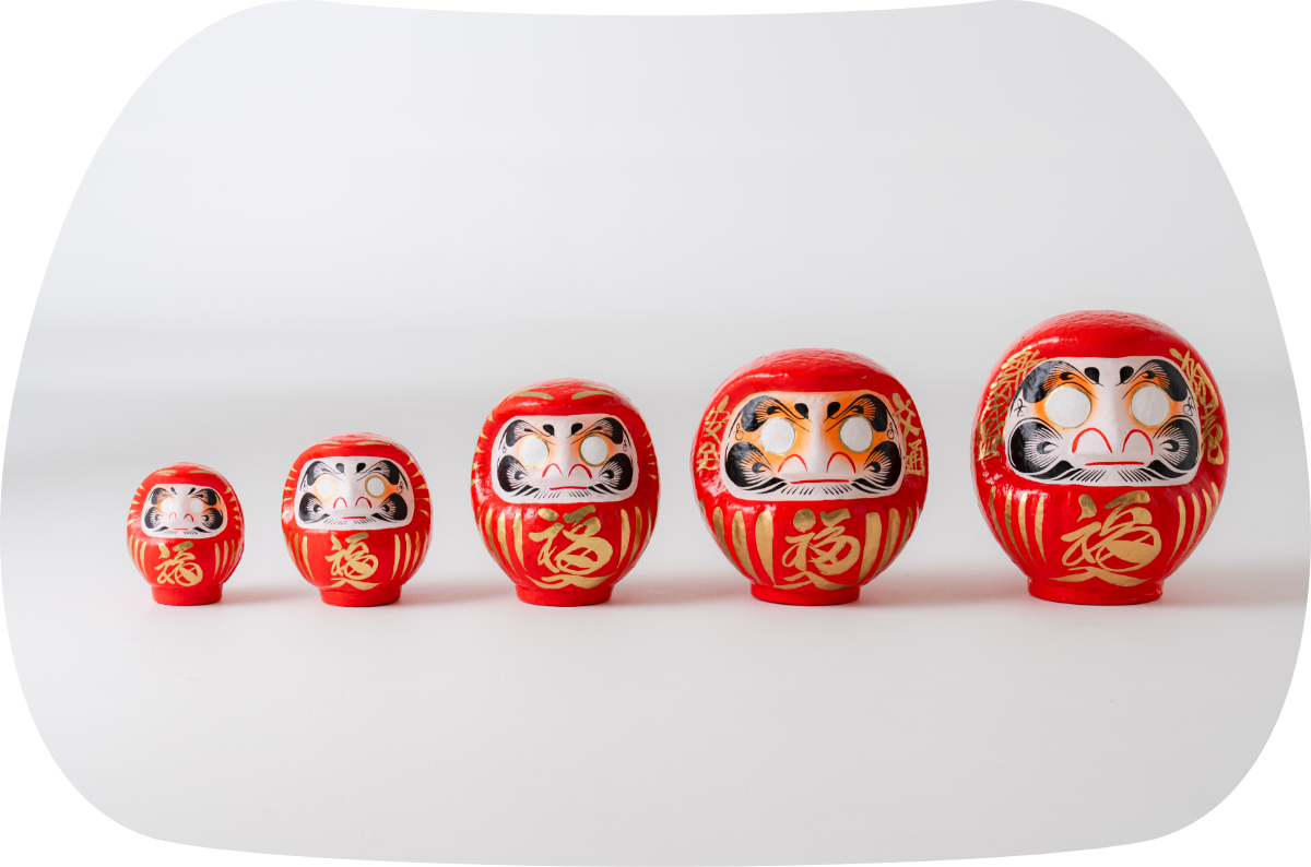 大中小と背の順で並ぶ5つの赤いだるま